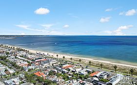 Bay-Facing Studio On Port Melbourne Beach