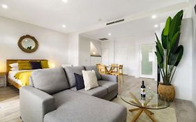 Bay-Facing Studio On Port Melbourne Beach